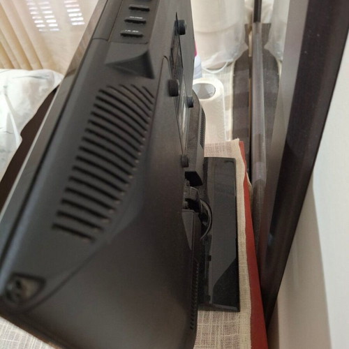 TV 15.6'' like new with extra antenna and wall mount
