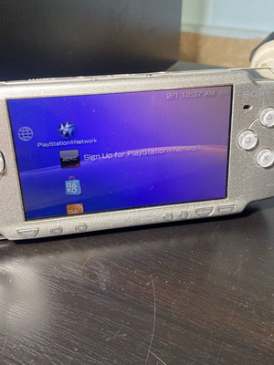 PSP Mystic Silver Edition употребяван, комплект с батерия и зарядно