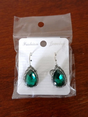 Earrings fo with green stone new