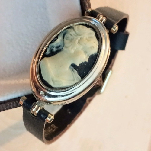 Bracelet / cameo vintage watch