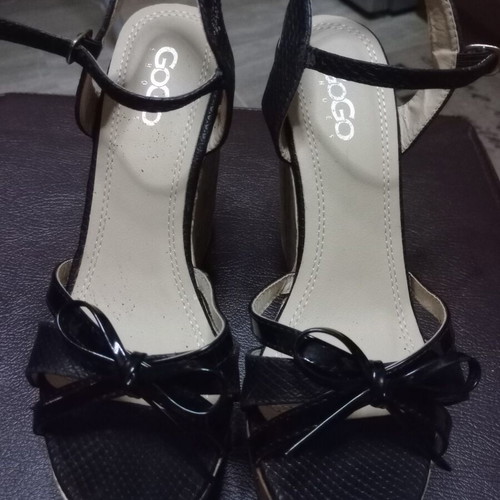 GoGo Shoes platform sandals size 37 black in excellent condition