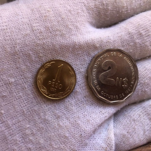 Set of 2 Pesos coins Chile 1990 and Uruguay 1981 like new