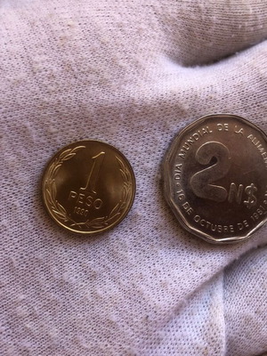 Set of 2 Pesos coins Chile 1990 and Uruguay 1981 like new