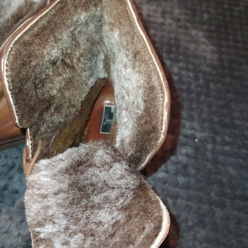 Leather brown boots like new with fur lining