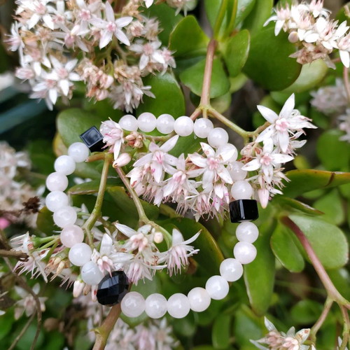 Handmade bracelet with rose quartz and black crystals, elastic