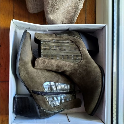 Super Mode ankle boots size 41 like new, olive with black