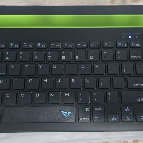 Alcatroz Xplorer Dock 2 wireless keyboard with touchpad like new, black and green (US)