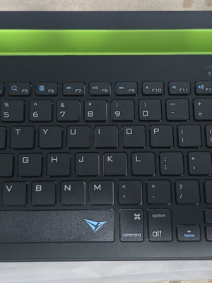 Alcatroz Xplorer Dock 2 wireless keyboard with touchpad like new, black and green (US)