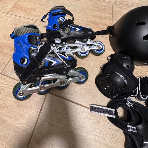 Roller skates set with protective gear like new, kids size xs 29-32