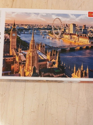 Puzzle 1000 pieces like new in excellent condition