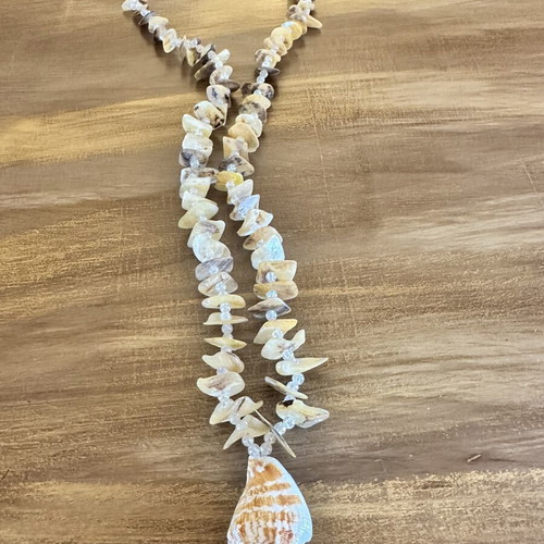 Necklace with shell and shell beads like new, beige