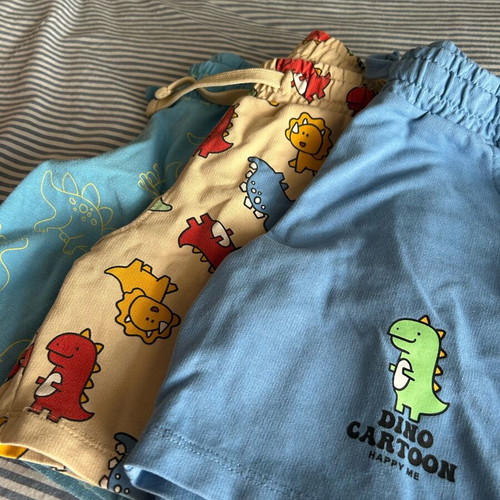 Bermuda shorts with dinosaurs like new, set of 3, 122 cm
