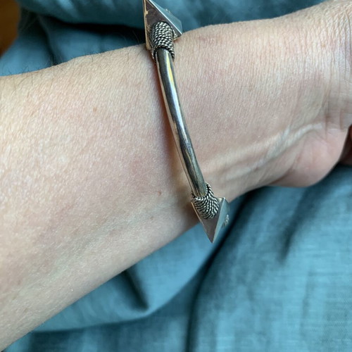 Silver handmade bracelet like new with triangular details, unisex
