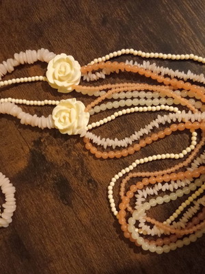 Plastic necklace early 2000s new, pink and beige with cream roses