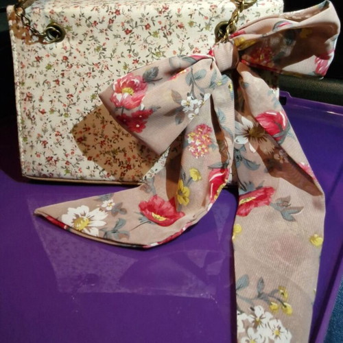 Handbag printed with bow like new, beige and red