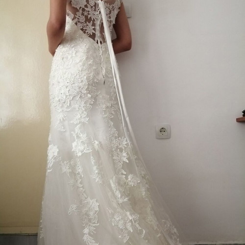 Boutique lace women's wedding dress with transparent back, size L