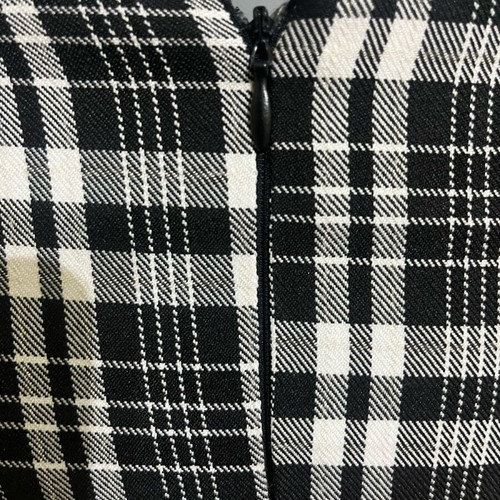 On off mini skirt like new, size M (fits S), black and white