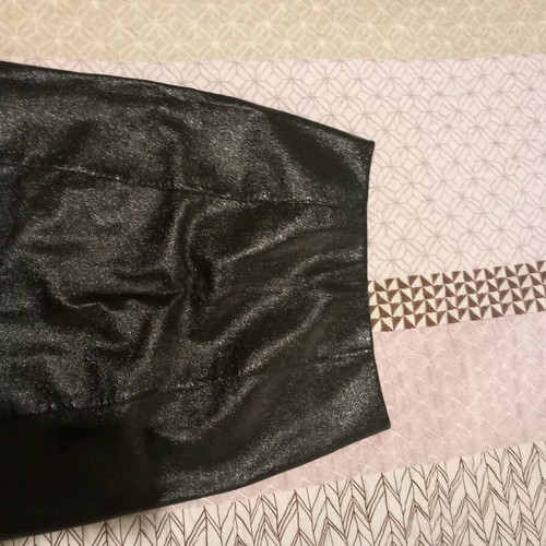Owtwo vinyl skirt like new, one size, black with zipper