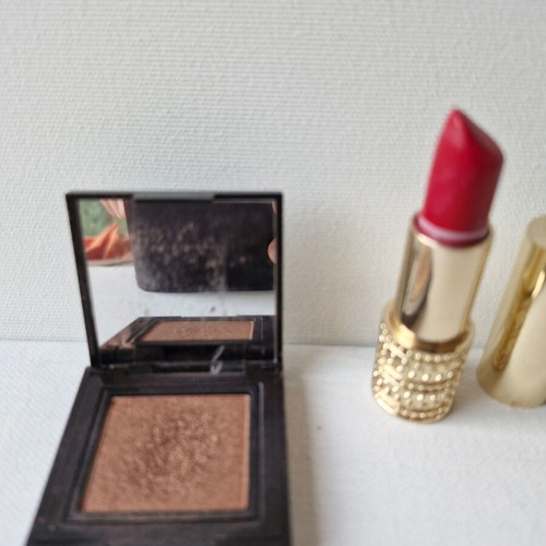 Oriflame lipstick and Laura Mercier eyeshadow used with cream sample gift