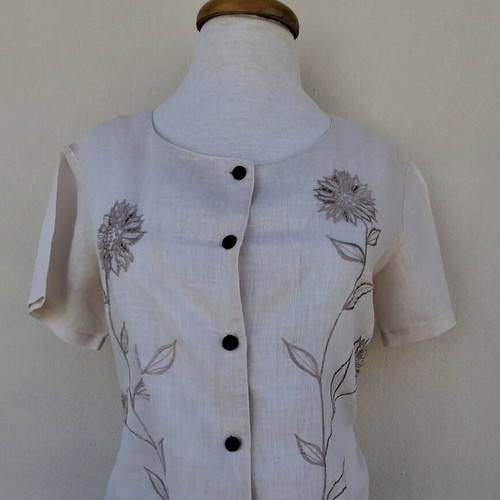 Linen short-sleeve shirt embroidered by hand like new, beige, size L