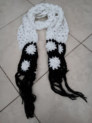 Γυναικείο κασκόλ πλεκτό σε πολύ καλή κατάσταση, λευκό και μαύρο