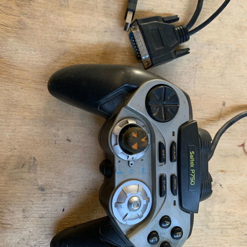 Saitek P750 controller like new with USB connection black
