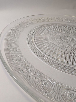 Голяма Стъклена Плато Употребявано С Обемни Детайли 32,5см