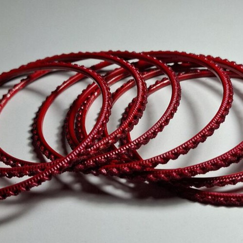 Set of red bracelets like new with wavy design, 8 pieces
