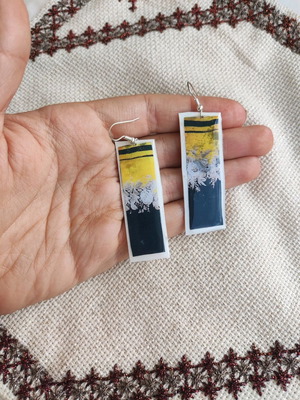 Χειροποίητα σκουλαρίκια με υγρό γυαλί σε μαύρο, κίτρινο και λευκό