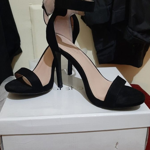 Ideal Shoes black suede high heel sandals size 39 like new