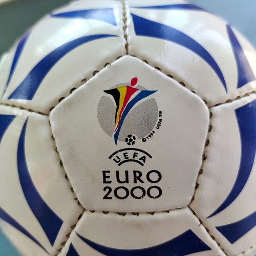 Euro 2000 Nestlé Collectible Soccer Ball like new, authentic