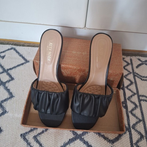 Black Alta Moda mules kitten heels size 38 like new