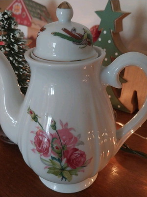 Porcelain teapot excellent design like new, made in Japan