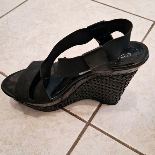 BCBG platform sandal size 36 like new, black
