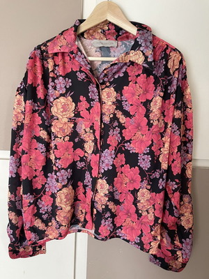 Vassia Kostara shirt size small like new, multicolor