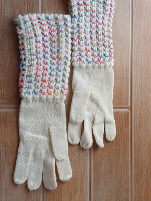 Knitted gloves like new, white with colorful details