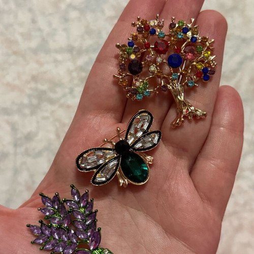 Set of 3 pins like new, multicolored