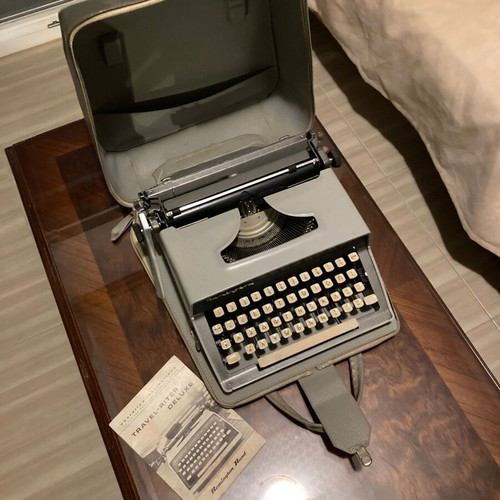 Travel-Riter Deluxe Remington typewriter 1959 with Greek keyboard