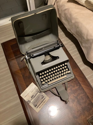 Travel-Riter Deluxe Remington typewriter 1959 with Greek keyboard