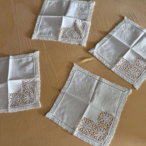 White napkins with cutwork design set of 6 like new
