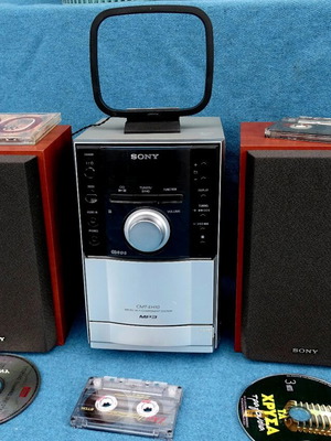 Sony CMT-EH10 Micro HiFi like new with FM/AM tuner and CD MP3 playback