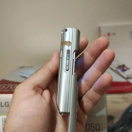 LG G7050 used with box, charger and papers
