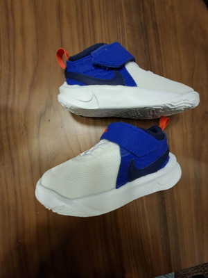 Nike Team Hustle kids athletic shoes like new No26 white blue