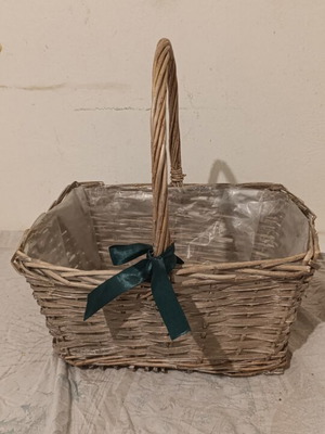 Wicker basket used with nylon lining, ideal for picnic or decoration