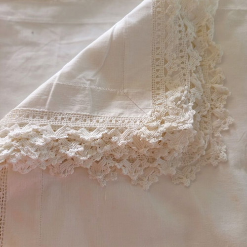 Handmade white tablecloth with crocheted lace, used, 209 x 164 cm