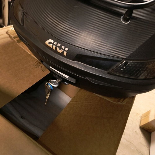 Givi Blade motorcycle top case like new with cushion and rack