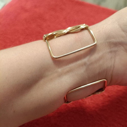 Women's bracelet gold color with braided pattern, new