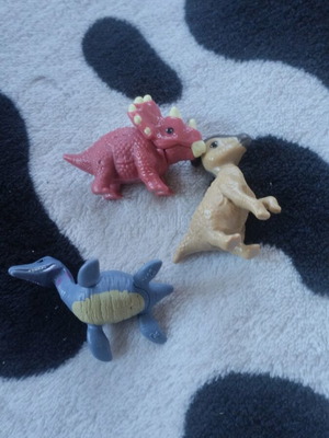 Kinter figures like new, all together