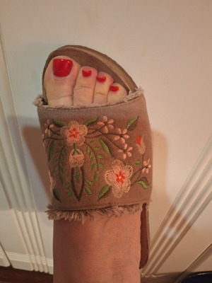 Ideal Shoes fantasy platform sandals like new, size 40, multicolor