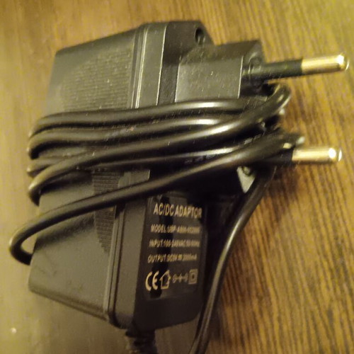 AC/DC adaptor charger with thin round plug